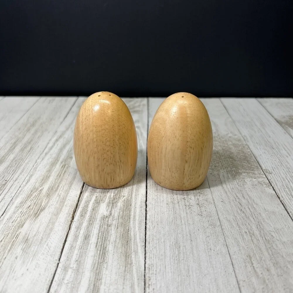 Vintage Wooden Salt and Pepper Shakers Oval Shaped Table Kitchen Decor - Picture 1 of 5